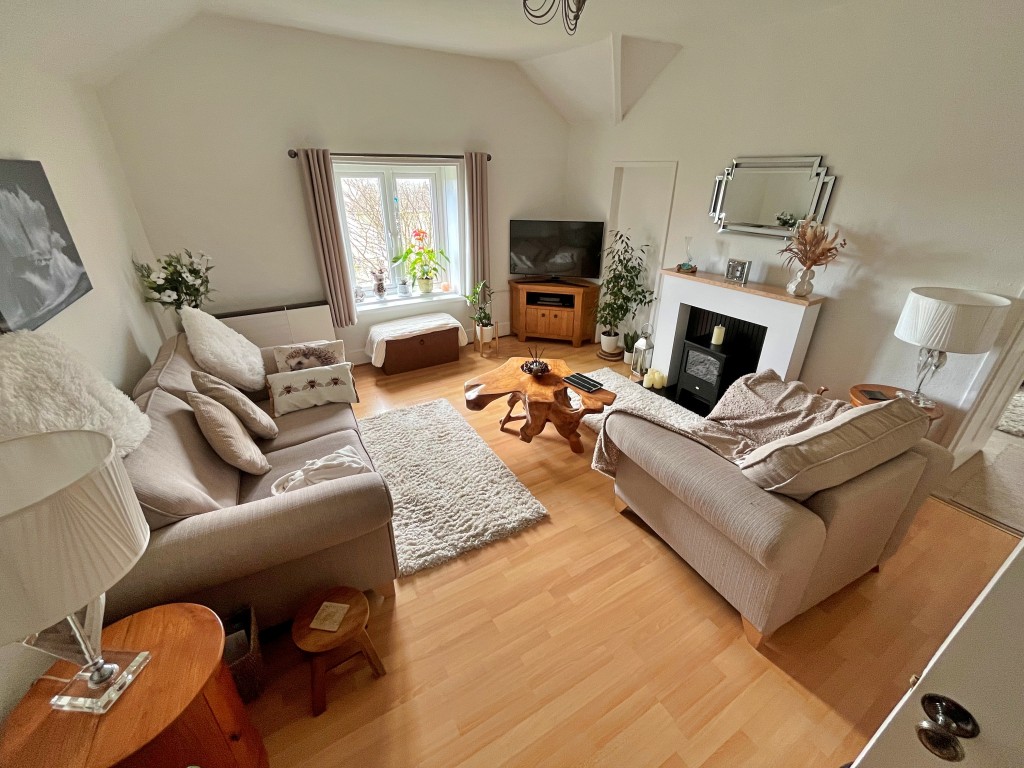 Lot: 37 - LEASEHOLD FLAT FOR INVESTMENT - View of the lounge